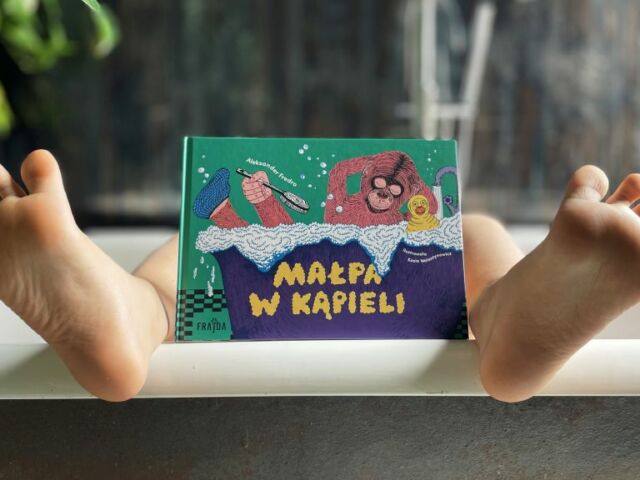 Małpa w kąpieli Fredry w nowej szacie graficznej